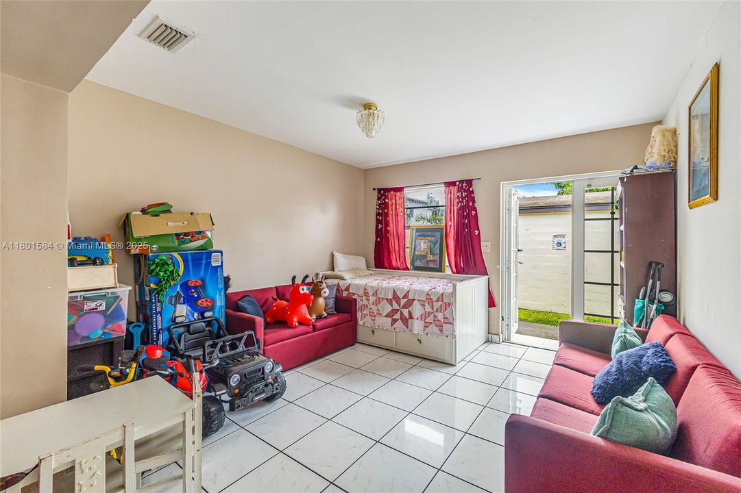 Recently Sold: $949,000 (0 beds, 0 baths, 2105 Square Feet)