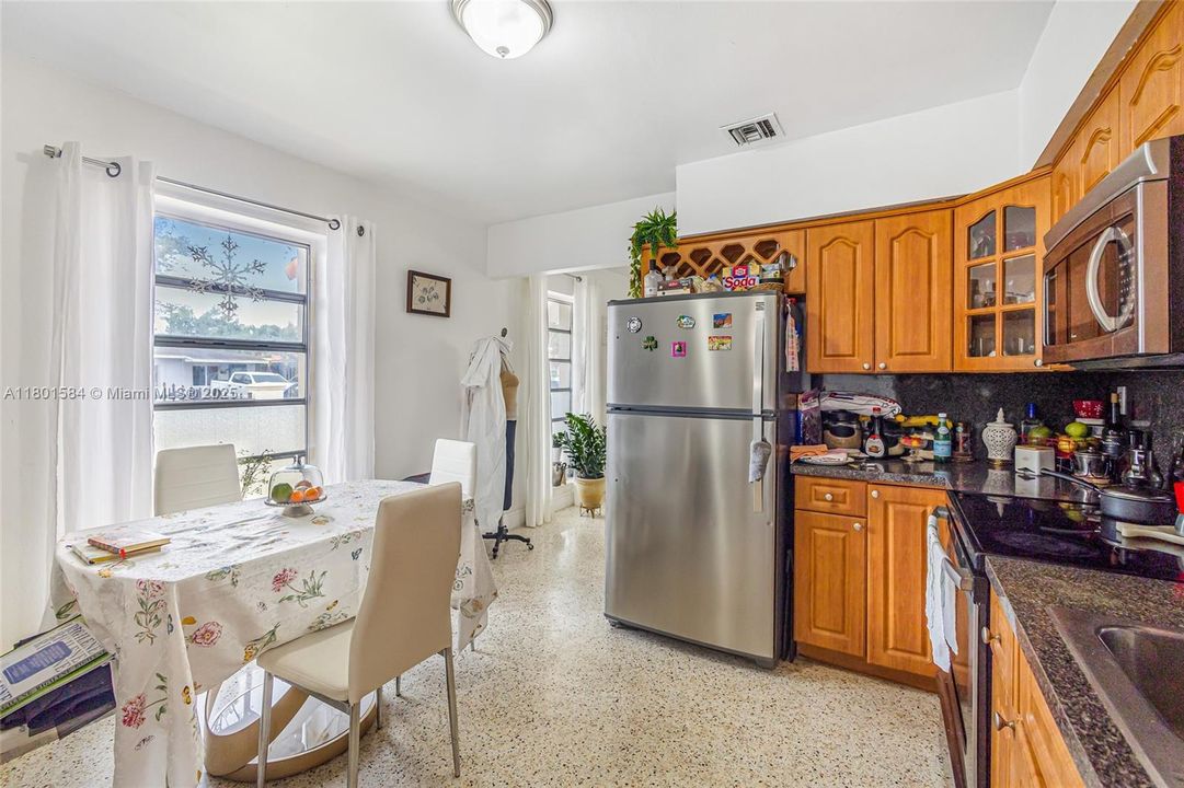 Recently Sold: $949,000 (0 beds, 0 baths, 2105 Square Feet)