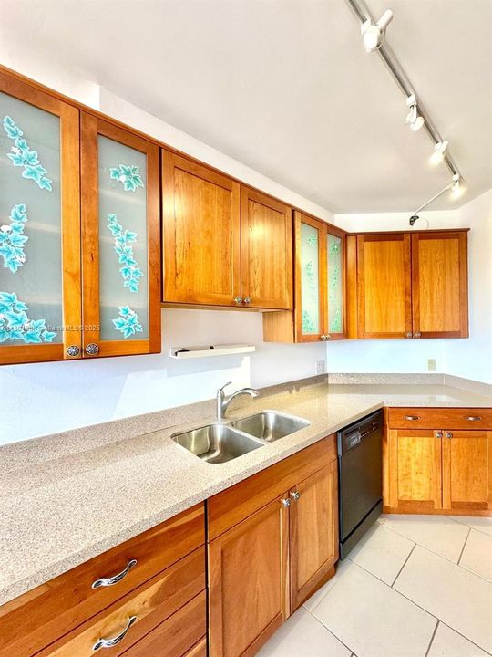 For Sale: $359,900 (2 beds, 2 baths, 1053 Square Feet)