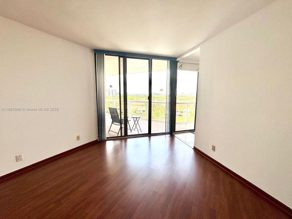 For Sale: $359,900 (2 beds, 2 baths, 1053 Square Feet)