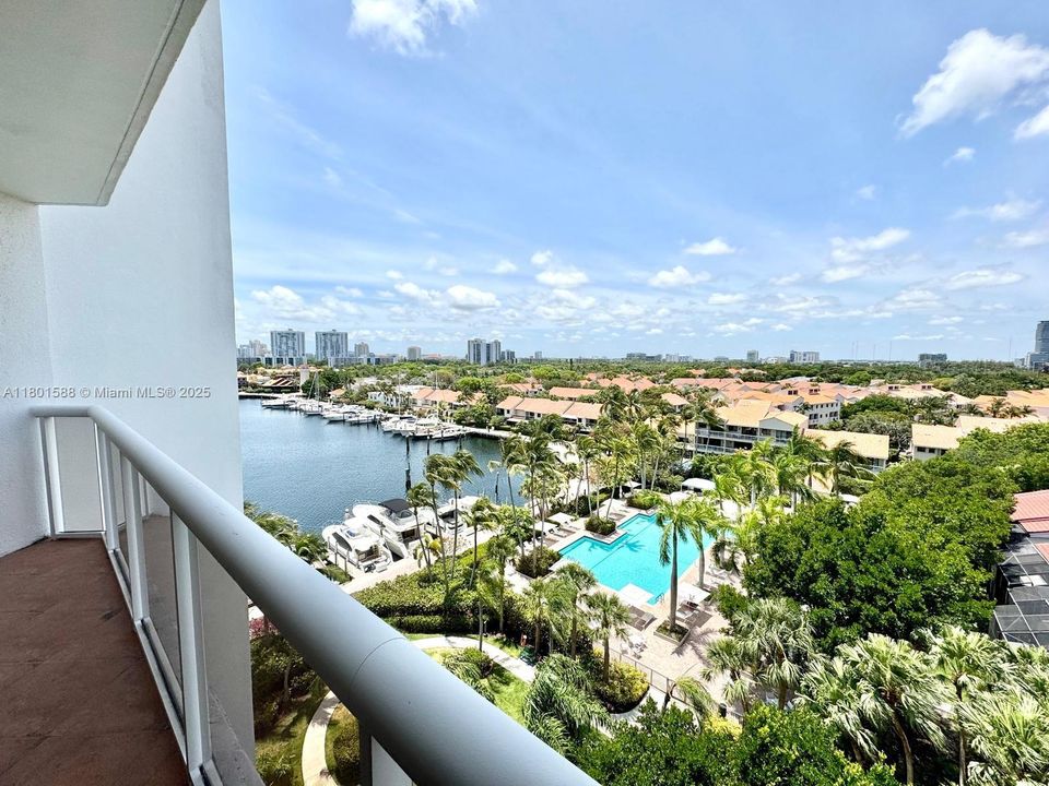 For Sale: $359,900 (2 beds, 2 baths, 1053 Square Feet)
