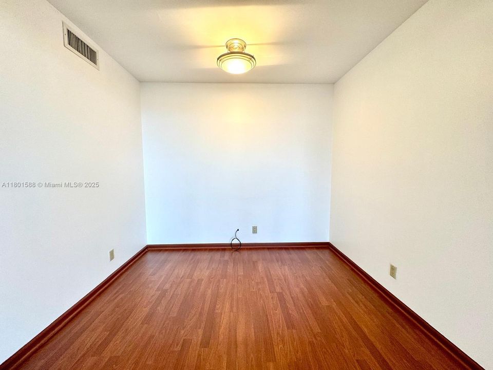 For Sale: $359,900 (2 beds, 2 baths, 1053 Square Feet)