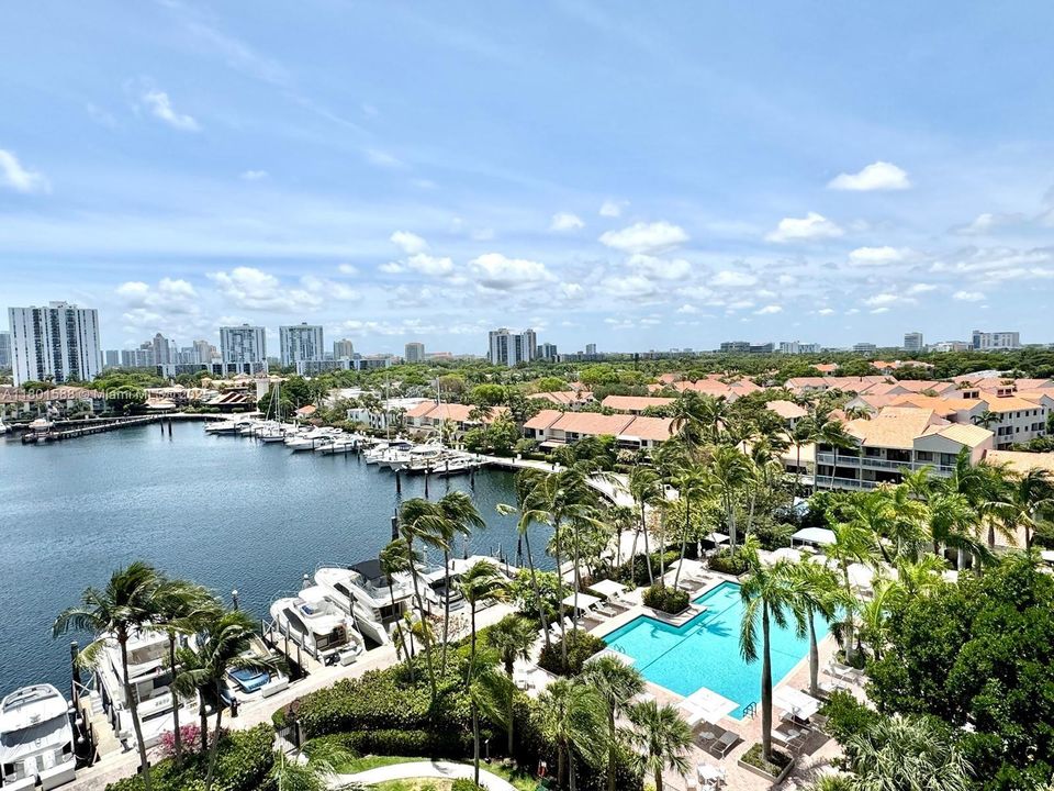 For Sale: $359,900 (2 beds, 2 baths, 1053 Square Feet)