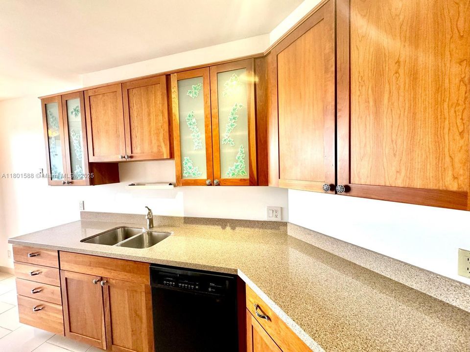 For Sale: $359,900 (2 beds, 2 baths, 1053 Square Feet)