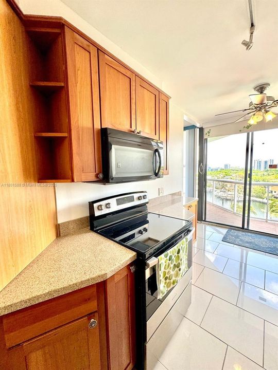 For Sale: $359,900 (2 beds, 2 baths, 1053 Square Feet)
