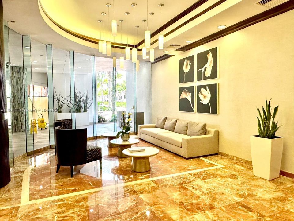 For Sale: $359,900 (2 beds, 2 baths, 1053 Square Feet)