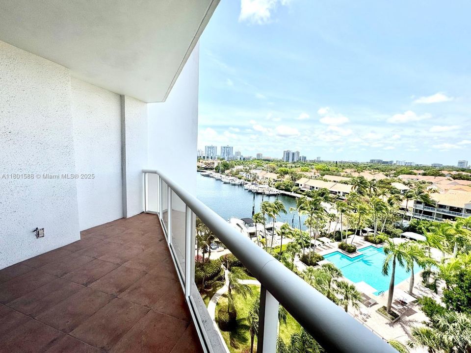 For Sale: $359,900 (2 beds, 2 baths, 1053 Square Feet)