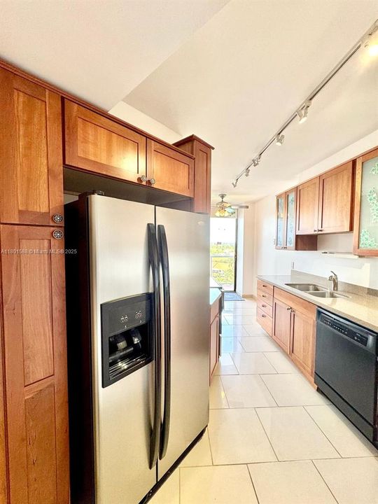 For Sale: $359,900 (2 beds, 2 baths, 1053 Square Feet)