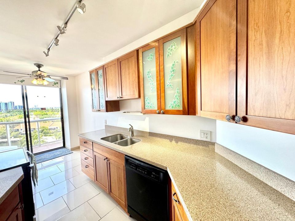 For Sale: $359,900 (2 beds, 2 baths, 1053 Square Feet)