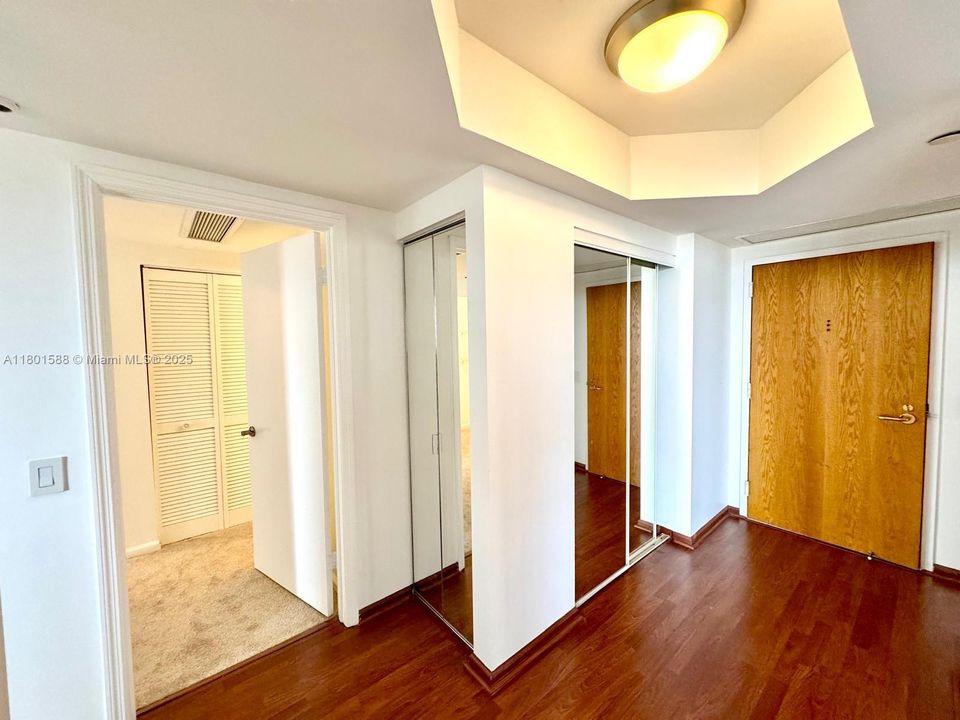 For Sale: $359,900 (2 beds, 2 baths, 1053 Square Feet)
