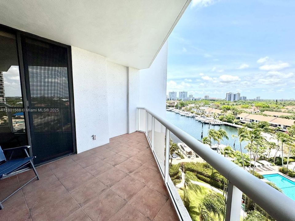 For Sale: $359,900 (2 beds, 2 baths, 1053 Square Feet)