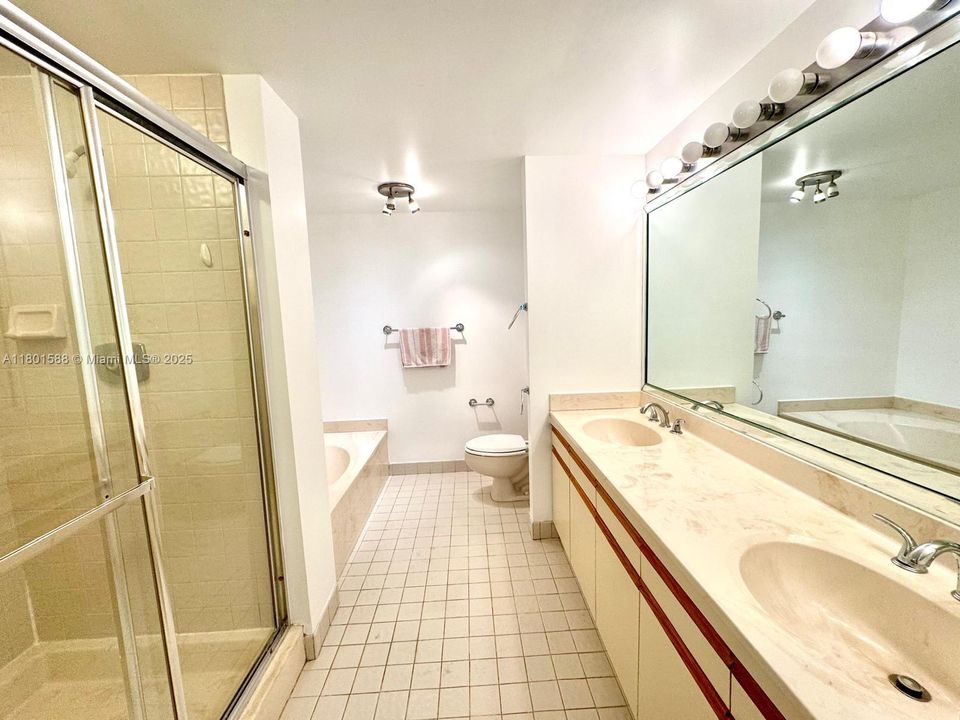 For Sale: $359,900 (2 beds, 2 baths, 1053 Square Feet)