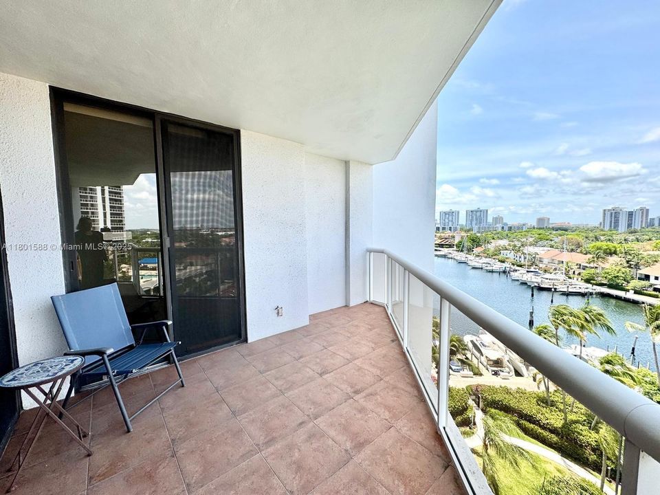 For Sale: $359,900 (2 beds, 2 baths, 1053 Square Feet)