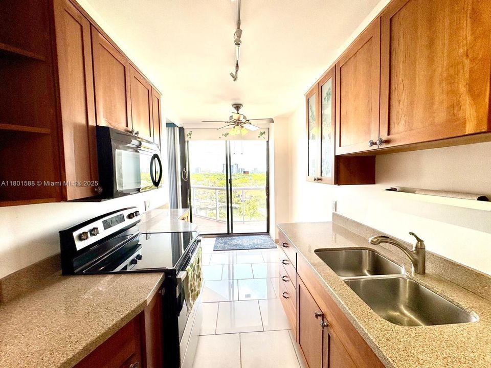 For Sale: $359,900 (2 beds, 2 baths, 1053 Square Feet)