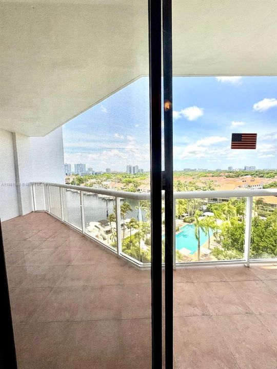 For Sale: $359,900 (2 beds, 2 baths, 1053 Square Feet)