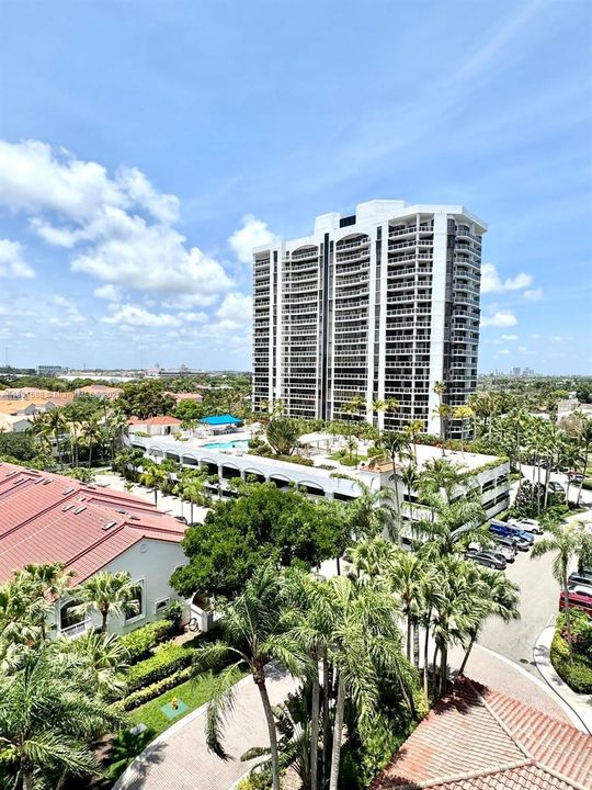 For Sale: $359,900 (2 beds, 2 baths, 1053 Square Feet)