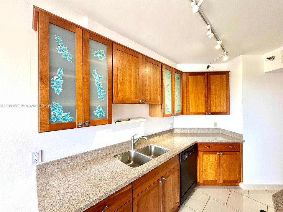 For Sale: $359,900 (2 beds, 2 baths, 1053 Square Feet)
