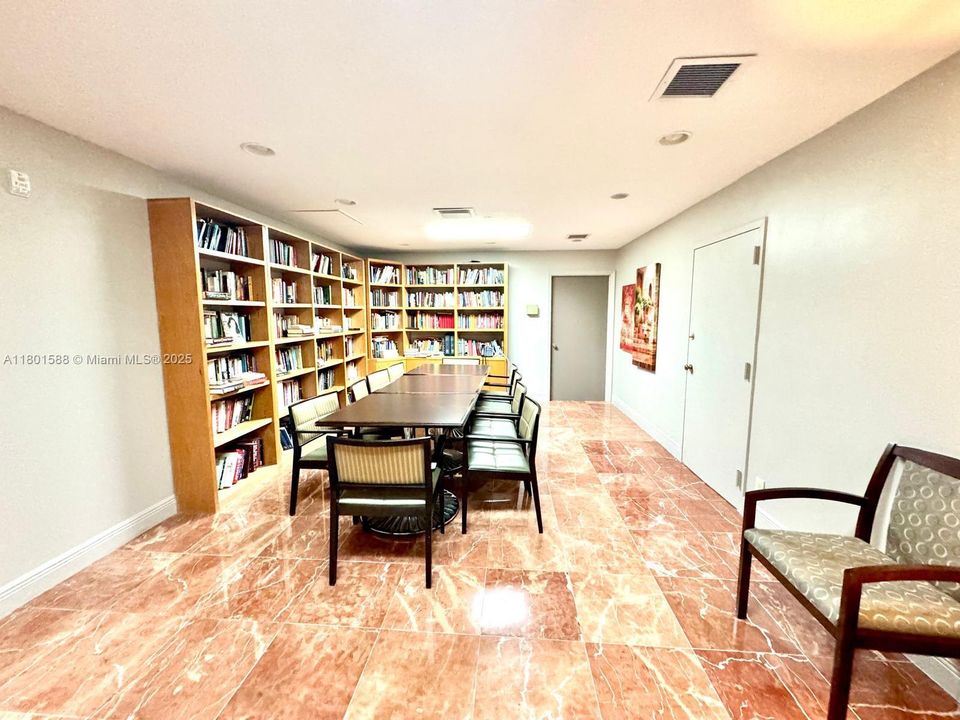 For Sale: $359,900 (2 beds, 2 baths, 1053 Square Feet)