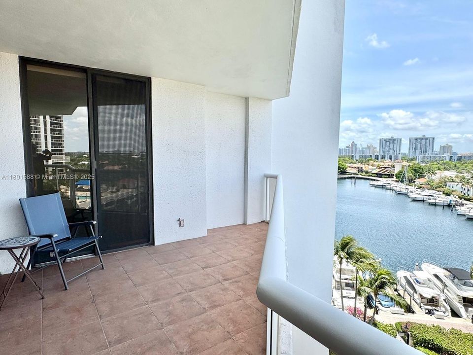 For Sale: $359,900 (2 beds, 2 baths, 1053 Square Feet)