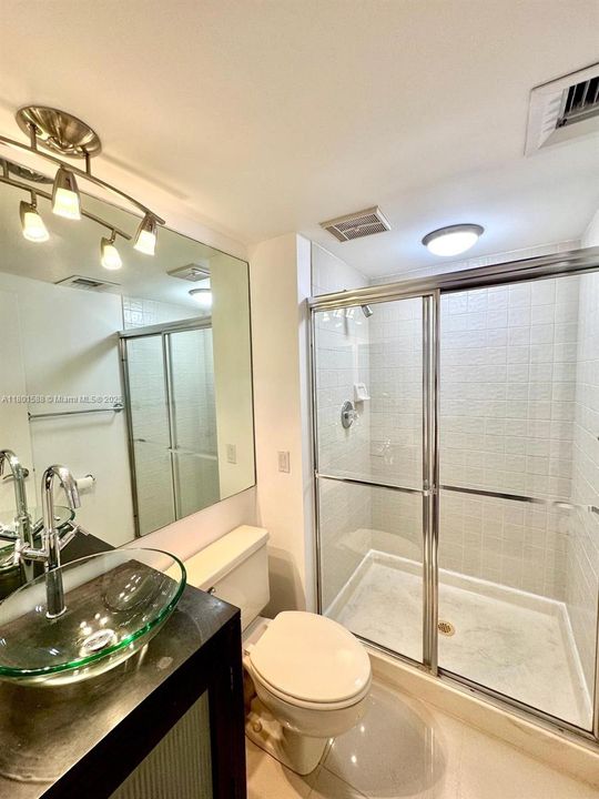 For Sale: $359,900 (2 beds, 2 baths, 1053 Square Feet)