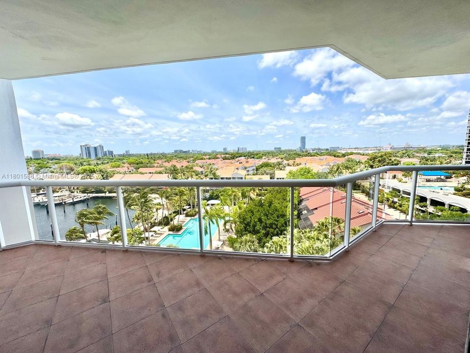 For Sale: $359,900 (2 beds, 2 baths, 1053 Square Feet)