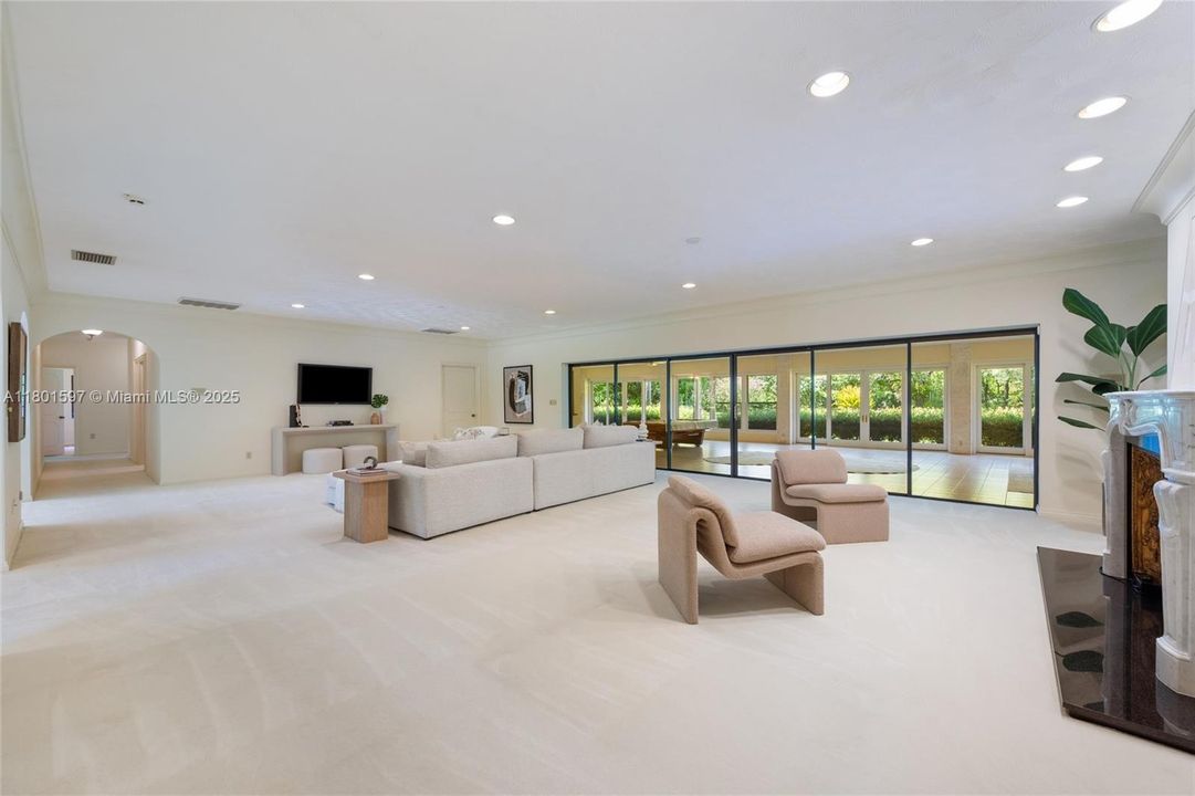 Recently Sold: $1,950,000 (4 beds, 3 baths, 7416 Square Feet)