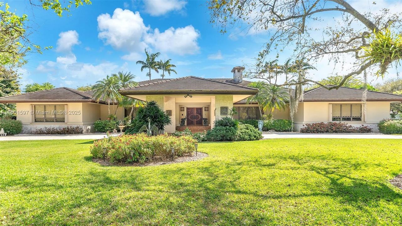 Recently Sold: $1,950,000 (4 beds, 3 baths, 7416 Square Feet)