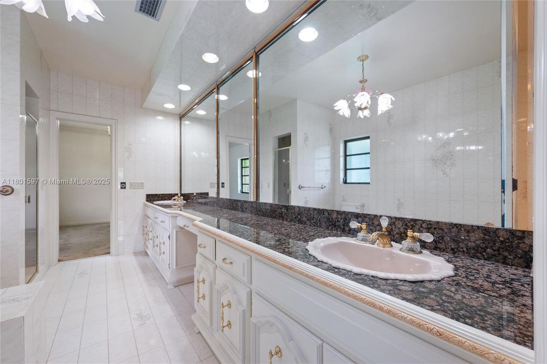 Recently Sold: $1,950,000 (4 beds, 3 baths, 7416 Square Feet)