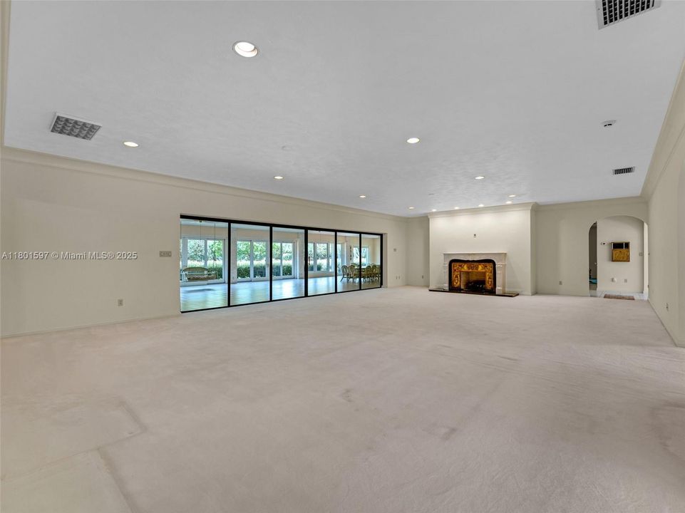 Recently Sold: $1,950,000 (4 beds, 3 baths, 7416 Square Feet)