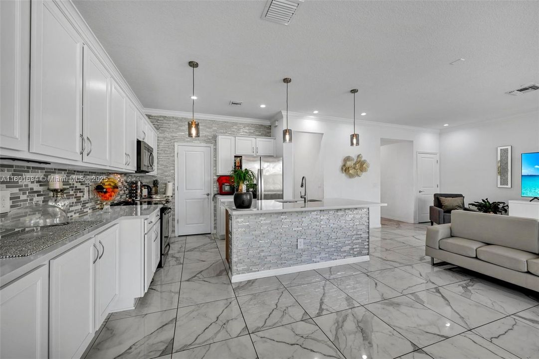 待售: $760,000 (3 贝兹, 2 浴室, 2185 平方英尺)