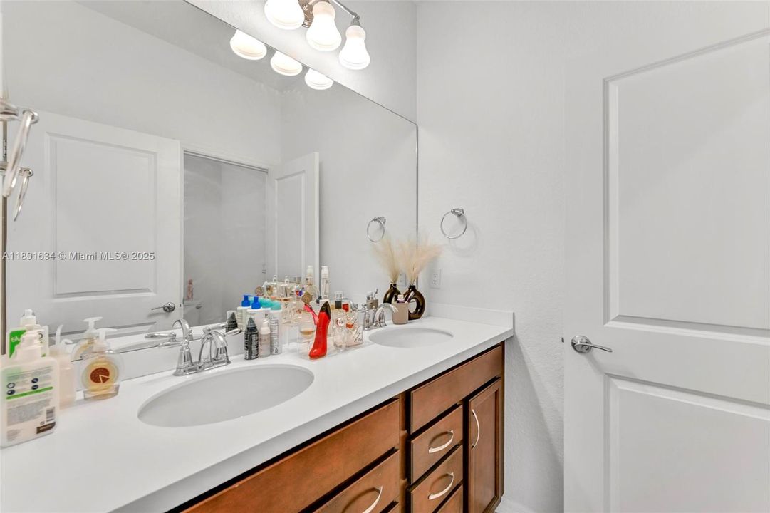 待售: $760,000 (3 贝兹, 2 浴室, 2185 平方英尺)