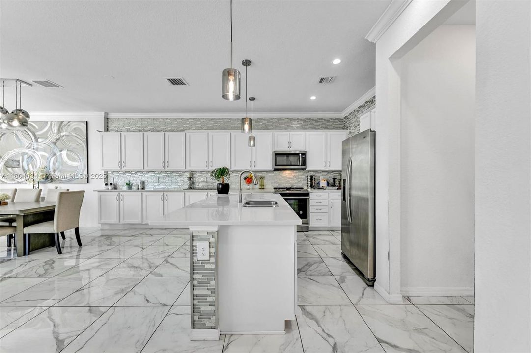 待售: $760,000 (3 贝兹, 2 浴室, 2185 平方英尺)