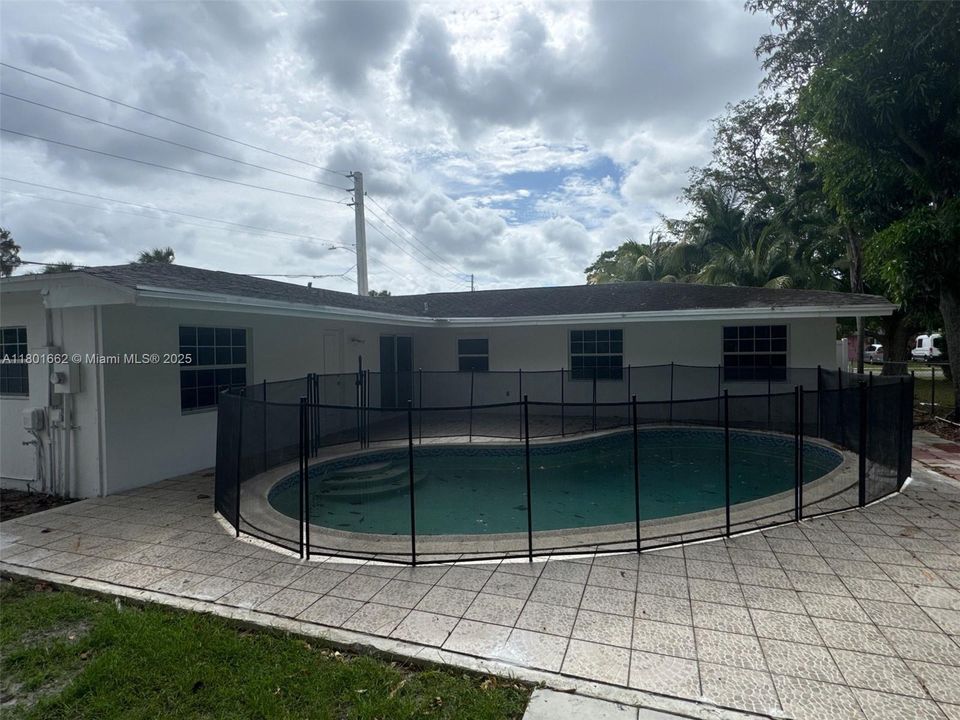 Active With Contract: $490,000 (4 beds, 2 baths, 1676 Square Feet)