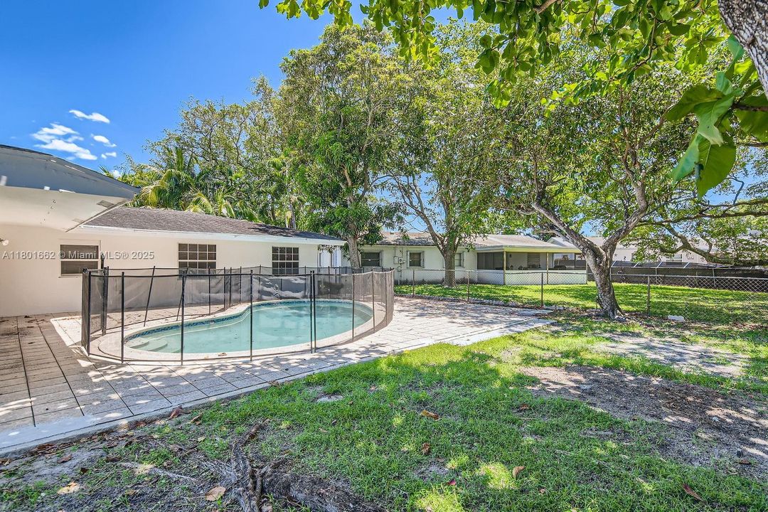 Active With Contract: $490,000 (4 beds, 2 baths, 1676 Square Feet)