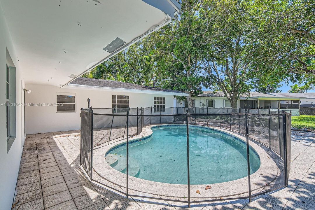 Active With Contract: $490,000 (4 beds, 2 baths, 1676 Square Feet)