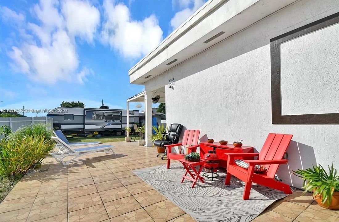 For Sale: $525,000 (3 beds, 2 baths, 1054 Square Feet)