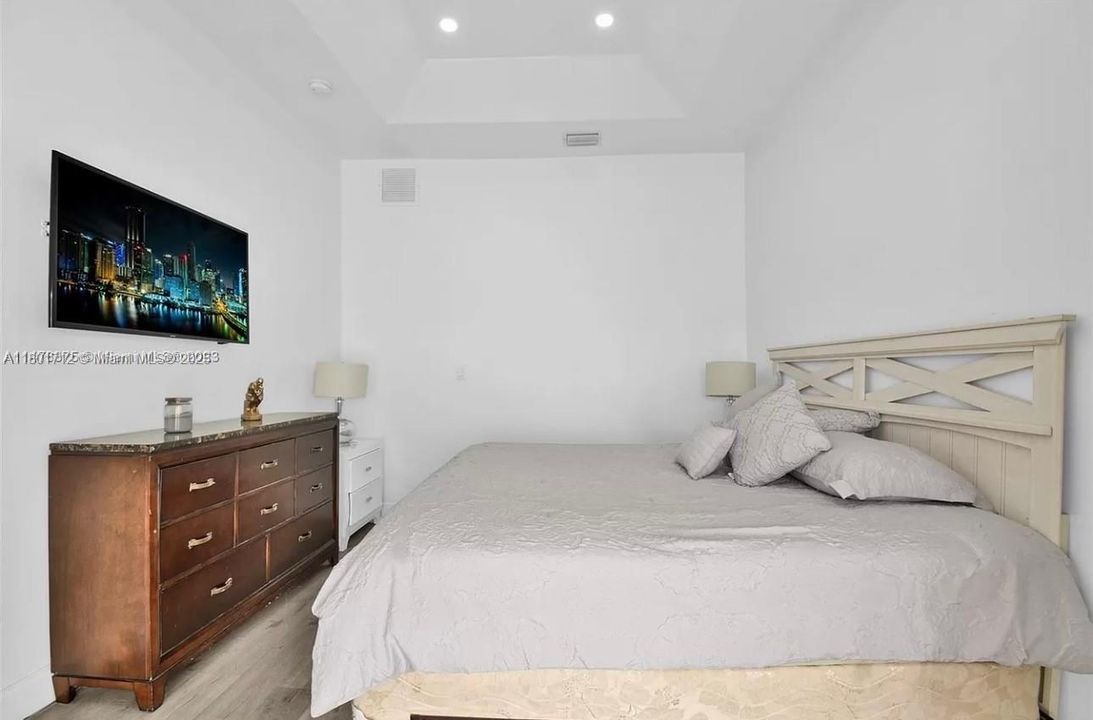 For Sale: $525,000 (3 beds, 2 baths, 1054 Square Feet)