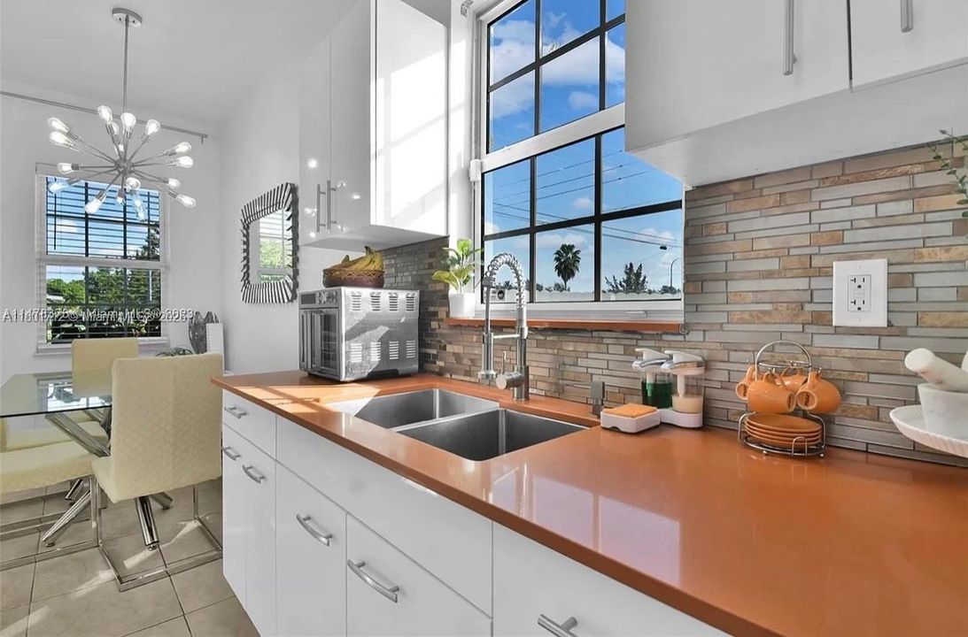 For Sale: $525,000 (3 beds, 2 baths, 1054 Square Feet)