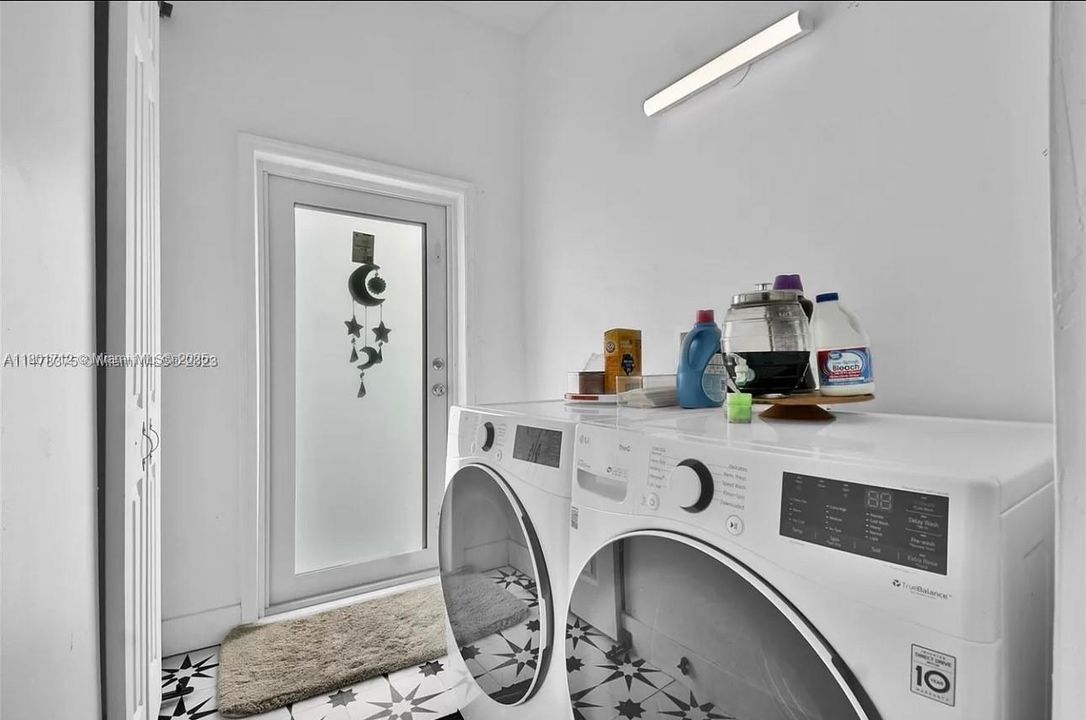 For Sale: $525,000 (3 beds, 2 baths, 1054 Square Feet)