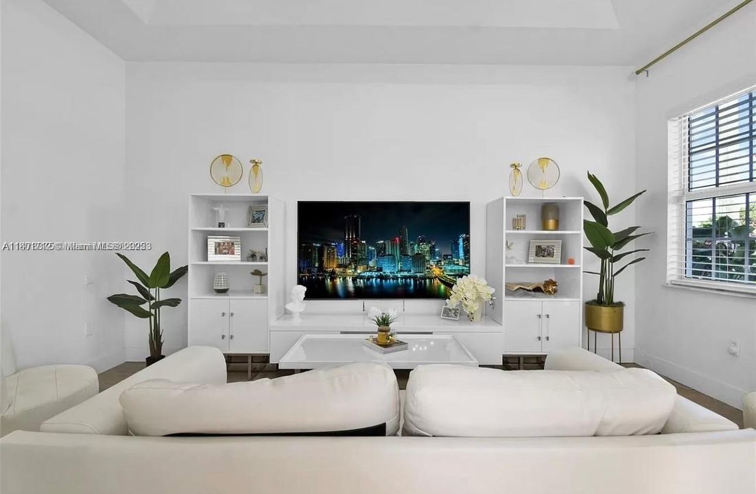 For Sale: $525,000 (3 beds, 2 baths, 1054 Square Feet)