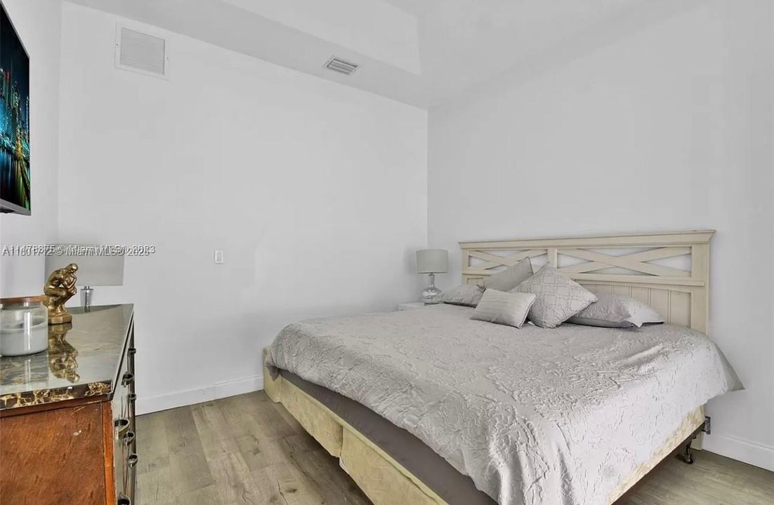 For Sale: $525,000 (3 beds, 2 baths, 1054 Square Feet)