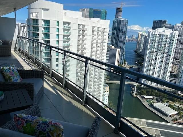 Недавно продано: $635,000 (2 спален, 2 ванн, 1093 Квадратных фут)