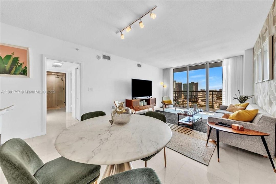 最近售出: $599,000 (2 贝兹, 2 浴室, 1105 平方英尺)