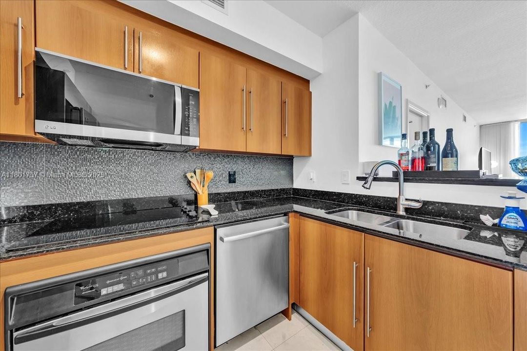 最近售出: $599,000 (2 贝兹, 2 浴室, 1105 平方英尺)