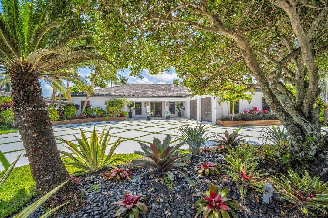 Recently Sold: $4,950,000 (6 beds, 5 baths, 4387 Square Feet)