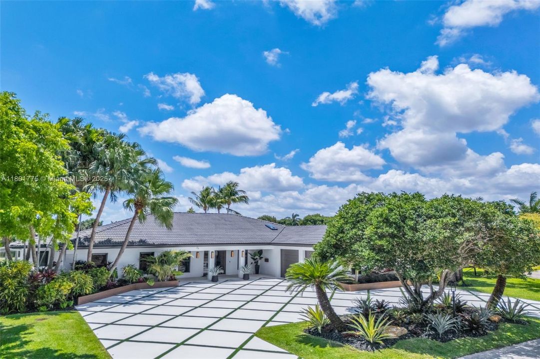 Recently Sold: $4,950,000 (6 beds, 5 baths, 4387 Square Feet)