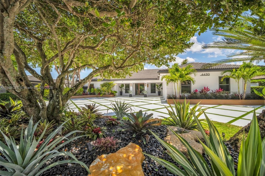 Recently Sold: $4,950,000 (6 beds, 5 baths, 4387 Square Feet)