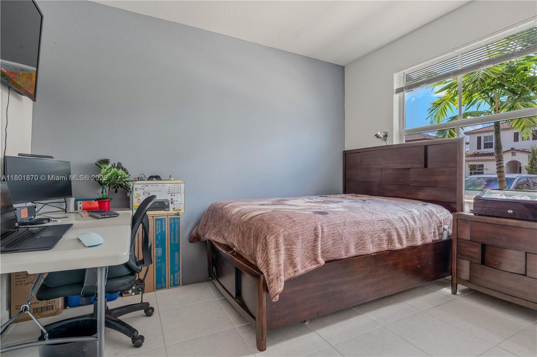 For Sale: $550,000 (3 beds, 3 baths, 1328 Square Feet)