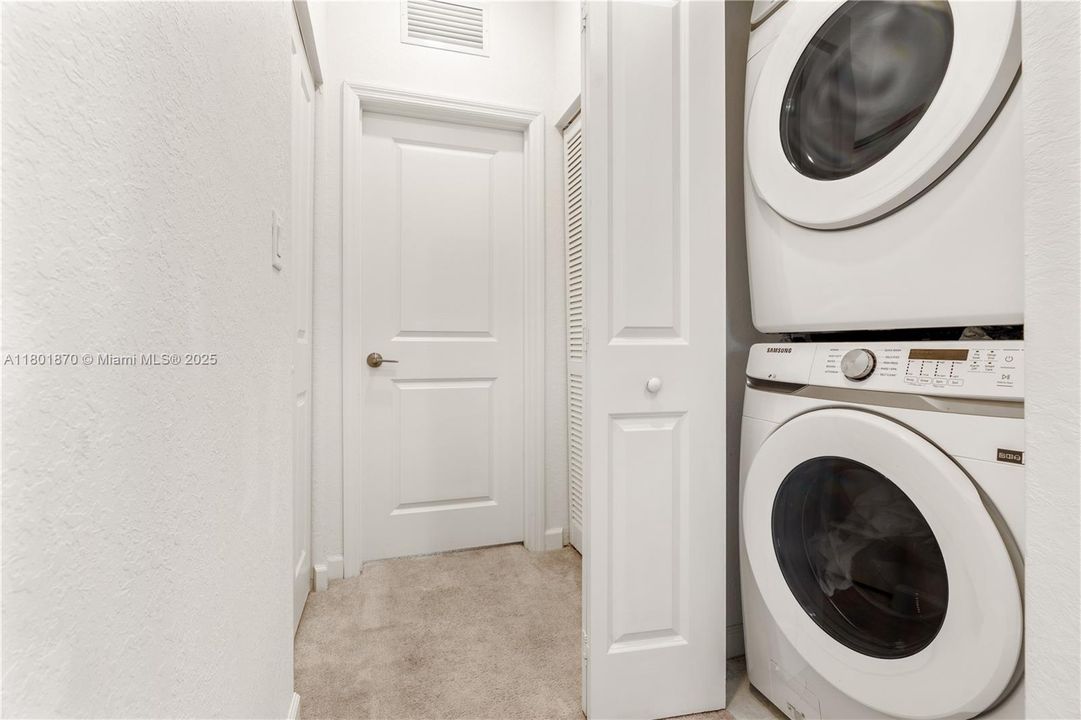 For Sale: $550,000 (3 beds, 3 baths, 1328 Square Feet)