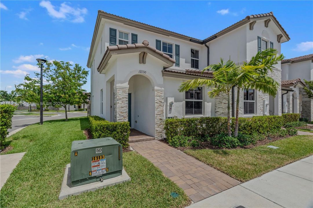 For Sale: $550,000 (3 beds, 3 baths, 1328 Square Feet)